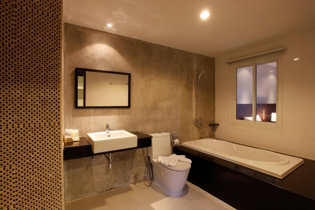 Nize Hotel - Sha Plus Phuket Room photo